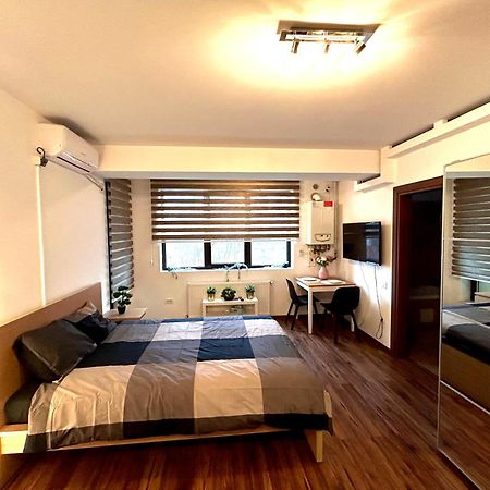 Cozy Apartment With Self Check-In Near Promenada Mall And Verdi Park Bukarest Exteriör bild
