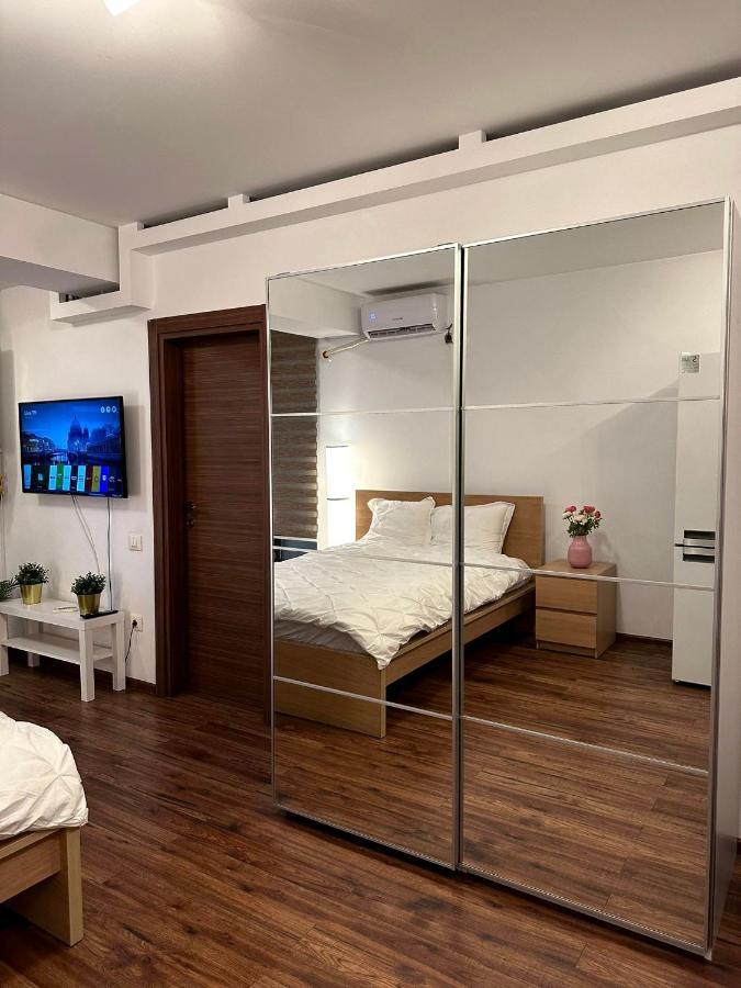 Cozy Apartment With Self Check-In Near Promenada Mall And Verdi Park Bukarest Exteriör bild