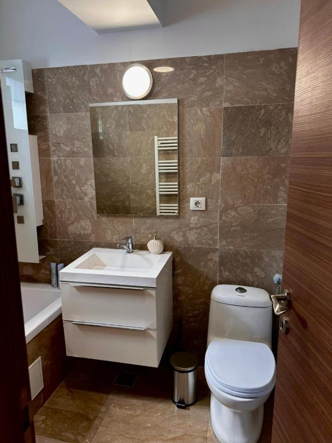 Cozy Apartment With Self Check-In Near Promenada Mall And Verdi Park Bukarest Exteriör bild