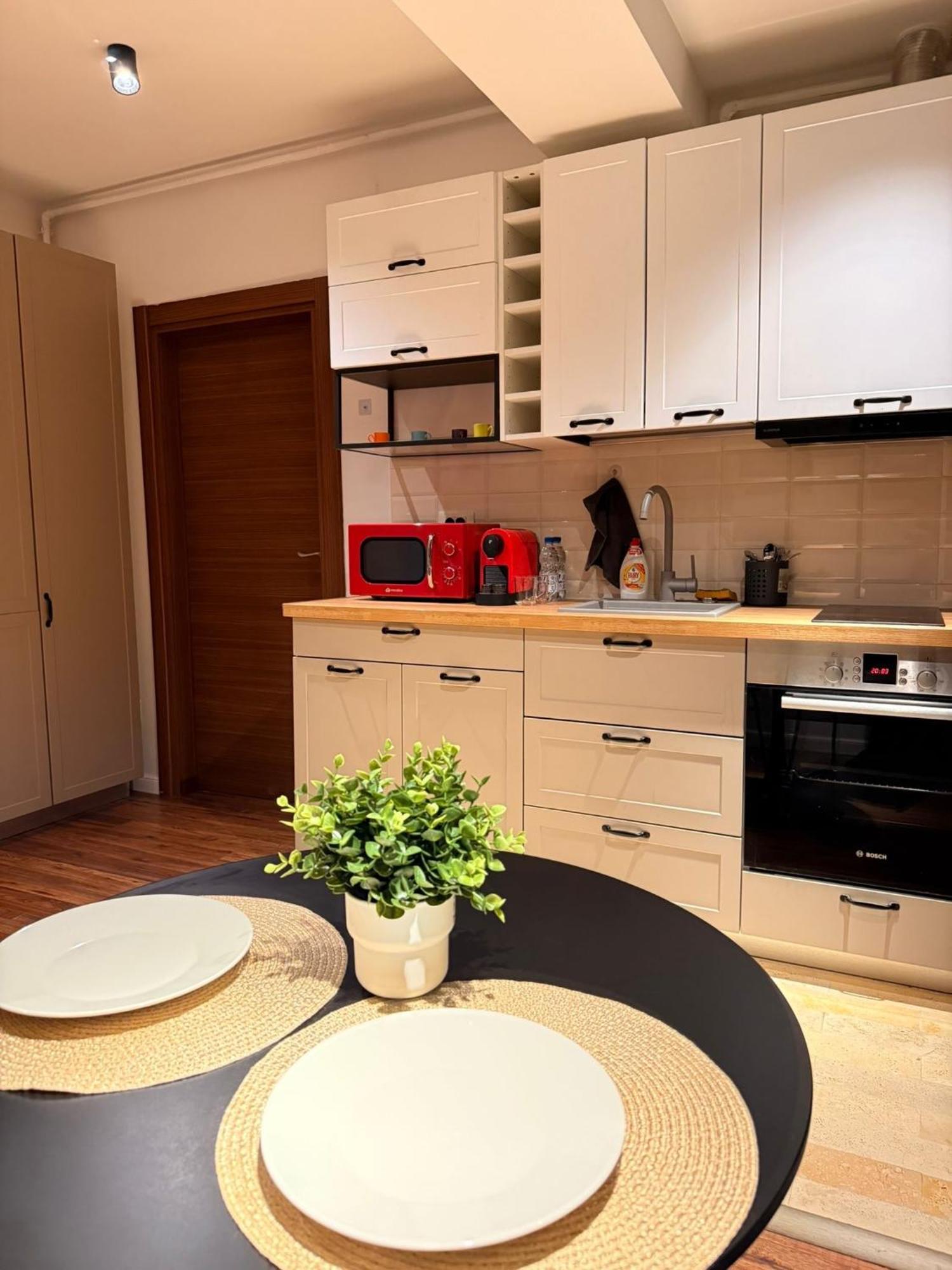 Cozy Apartment With Self Check-In Near Promenada Mall And Verdi Park Bukarest Exteriör bild