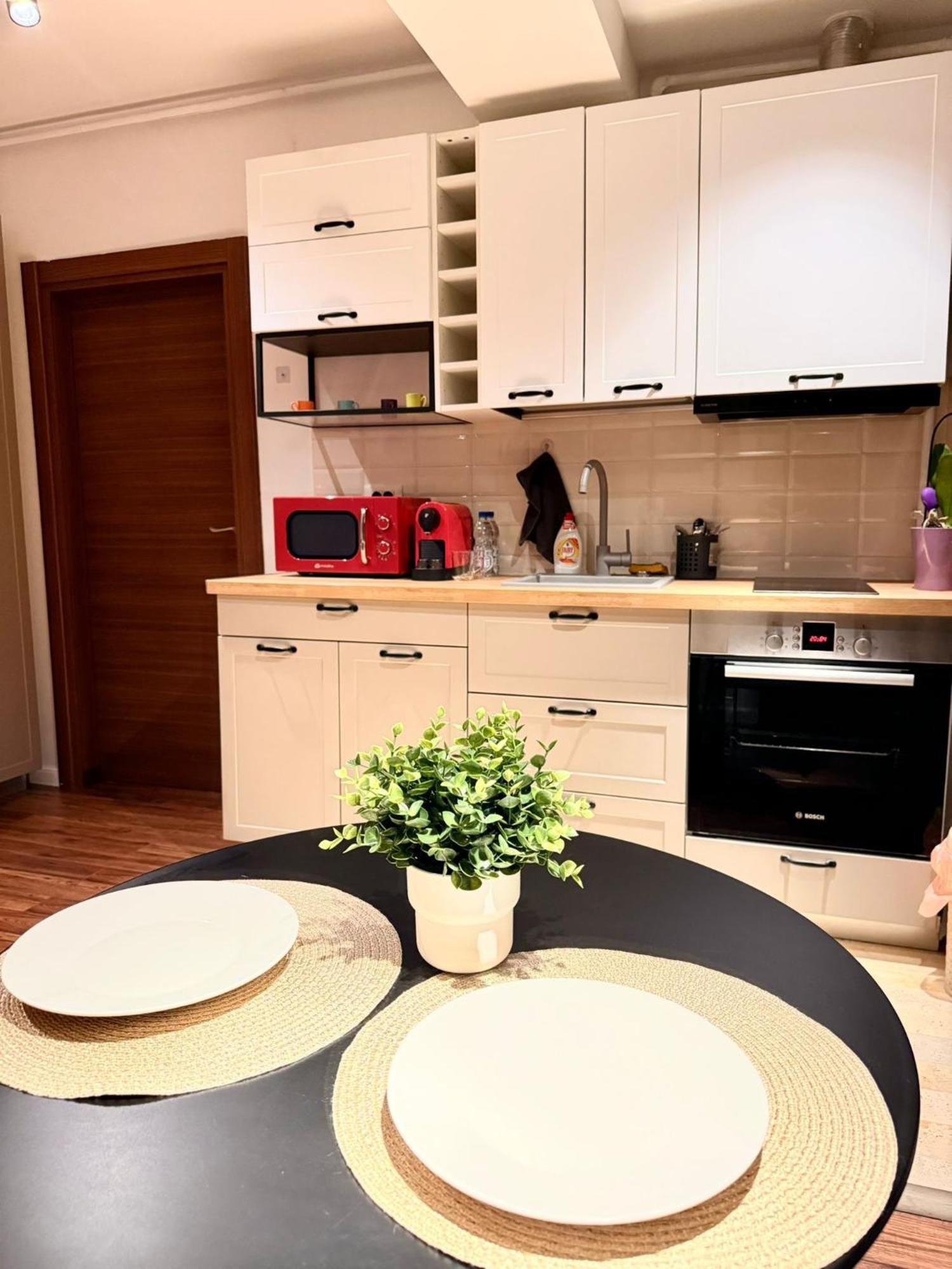 Cozy Apartment With Self Check-In Near Promenada Mall And Verdi Park Bukarest Exteriör bild