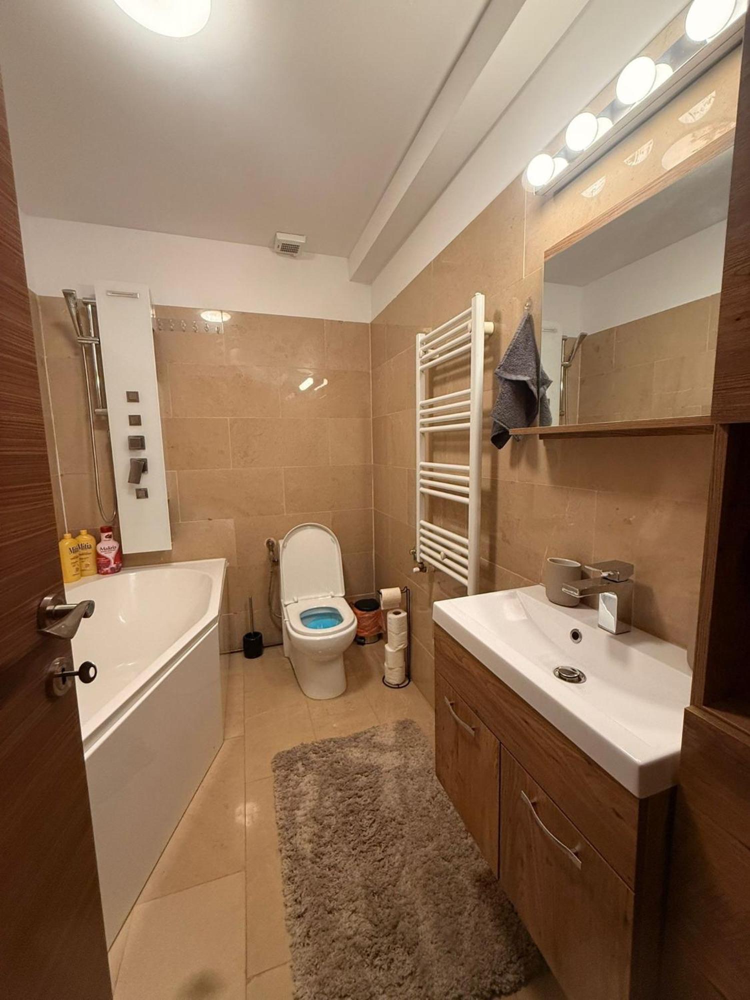 Cozy Apartment With Self Check-In Near Promenada Mall And Verdi Park Bukarest Exteriör bild